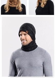 Detaillierte Strickstruktur von warmem Wintermützen und Halsmanschetten Set mit Lederpatch