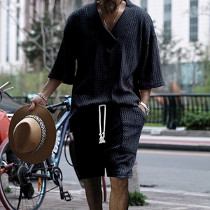 Schwarzes Strick-Set für Herren mit V-Ausschnitt und Shorts in Streetwear-Atmosphäre