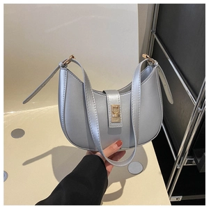 Détail du sac hobo argenté en cuir synthétique texturé avec fermoir à boucle dorée élégant