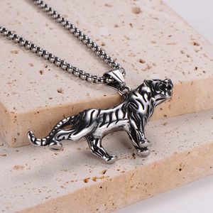 Collar con colgante de tigre en acero inoxidable plateado pulido sobre base de piedra