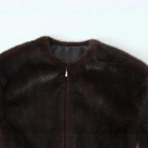 Giacca bomber in ecopelliccia marrone scuro con scollo rotondo e cerniera metallica