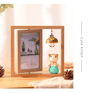 Detail of a rotating wooden photo frame with a 10x15cm display and a cute cat sculpture