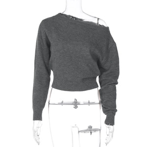 Détail de la texture en maille et col asymétrique sur ce haut court gris foncé élégant