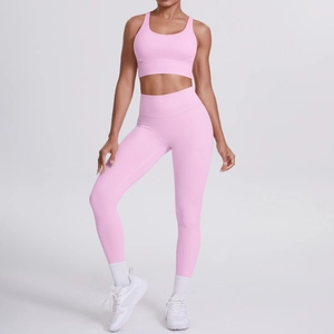 Ensemble de yoga rose avec brassière croisée et legging taille haute sur mannequin
