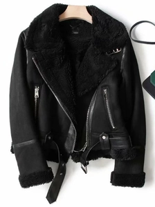 Détail d'une veste aviateur noire en daim avec doublure épaisse en laine et zips métalliques
