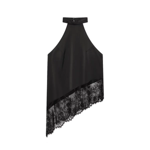Haut licou noir chic avec ourlet asymétrique en dentelle sur fond blanc impeccable