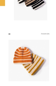 Dettaglio della trama a maglia a coste e del risvolto a righe di un berretto alla moda
