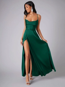 Vue détaillée d'une robe de soirée en satin vert émeraude avec fente haute et texture lisse