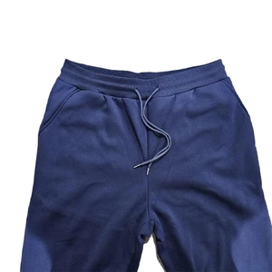 Détails du jogging en polaire bleu marine avec taille élastique à cordon et poches