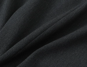 Dettaglio del tessuto nero dei pantaloni cargo con trama fine e drappeggio