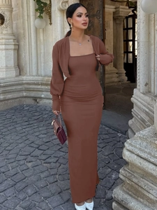 Détail de l'ensemble deux pièces marron foncé avec robe ajustée et haussement d'épaules