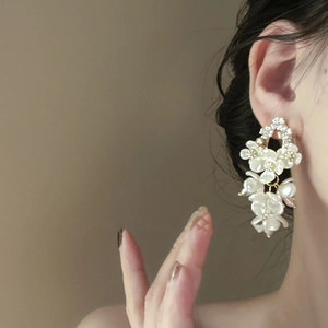 Boucles d'oreilles pendantes fleurs et perles dorées style vintage français élégant