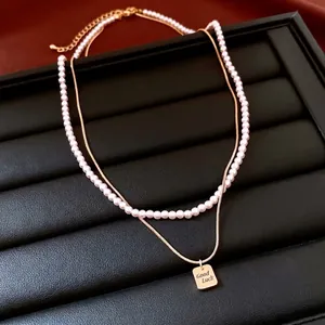 Collana a doppio strato placcata oro 14K con perle e pendente quadrato inciso Good Luck