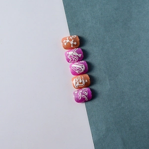 5D Nagelsticker mit weißer Prägung, Glitzer-Texturen und minimalistischen 3D-Liniendesigns