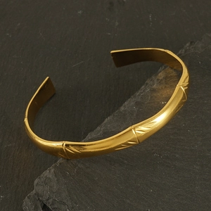 Bracelet ajustable en acier inoxydable doré style bambou sur une pierre noire naturelle