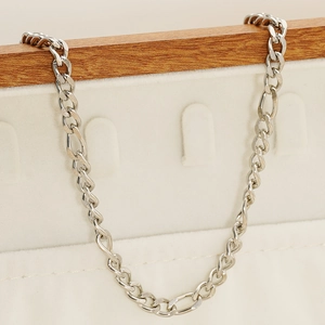 Collier chaîne cubaine en acier titane argenté poli présenté sur un coffret en bois