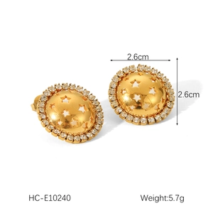 Detail of 2.6cm gold star earrings with pavé rhinestones and precise size measurements