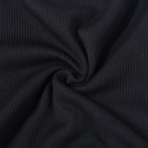Vue macro du tissu en maille côtelée noire de haute qualité montrant texture et élasticité