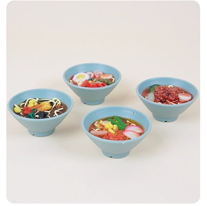 Detailansicht von 4 Mini-Simulations-Ramen-Schalen mit bunten Lebensmittel-Toppings