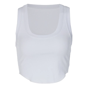 Détail de la maille côtelée et du col arrondi de ce débardeur court blanc pur