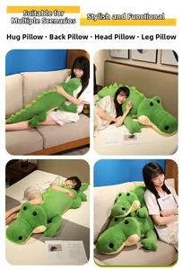 Coussin crocodile en peluche verte utilisé comme traversin doux et décor de maison