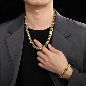 Ensemble collier et bracelet maille cubaine dorée pour homme porté sur costume