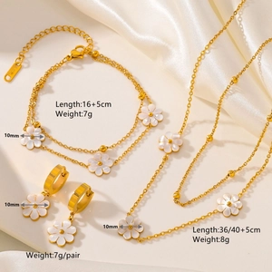 Parure bijoux marguerite avec collier bracelet et boucles d'oreilles sur soie