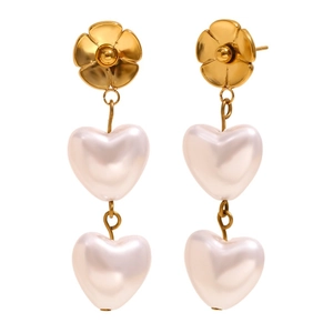 Elegante 18K vergoldete Blumenohrringe mit doppelten weißen Herzperlen-Anhängern