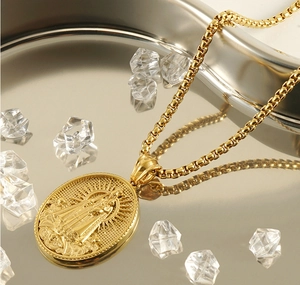 Detail eines 18K vergoldeten 3D-Reliefanhängers an einer rustikalen Gliederkette