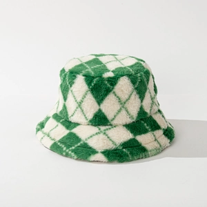 Gros plan d'un chapeau bob en fausse fourrure à carreaux vert et blanc, texture peluche