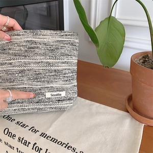 Primer plano detallado de un neceser de jacquard tejido con la etiqueta de marca Sozakka