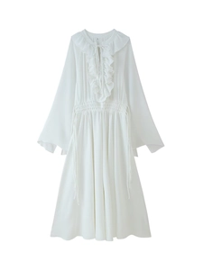 Détail de l'encolure à volants blancs et du cordon de serrage sur cette robe longue