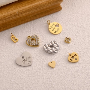 Assortimento di ciondoli a cuore in acciaio inox oro e argento con incisione