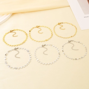 Détail de six bracelets de cheville réglables en or et argent avec fermoirs et maillons