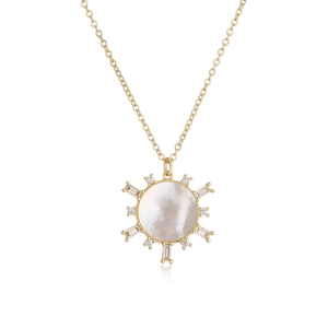 Collana sole dorato con madreperla e zirconi cubici su sfondo bianco pulito