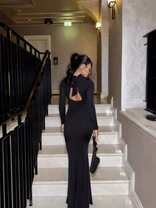 Robe de soirée longue noire ajustée avec manches longues et dos nu élégant