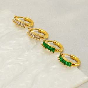 Boucles d'oreilles créoles dorées en acier inoxydable avec zircons blancs et verts émeraude
