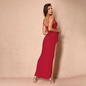 Elegante abito lungo rosso senza schienale in pizzo con spacco laterale e spalline