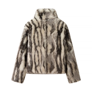 Vista posteriore di un cappotto in ecopelliccia di peluche con motivo a righe marroni