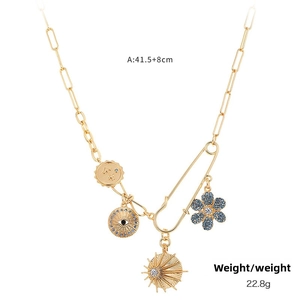 Détail du collier à pendentifs pièces dorées avec cristaux bleus et maille trombone