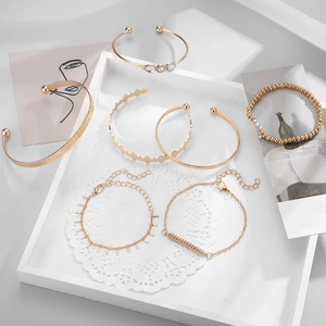 7-teiliges Set goldener Armbänder im Punk-Stil mit Manschetten und Strassperlenketten