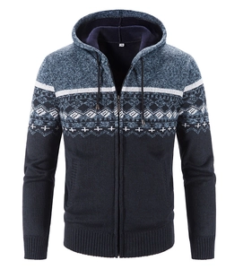 Dettaglio del cardigan in maglia blu scuro con motivi geometrici bianchi e cerniera