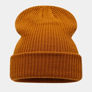 Gros plan détaillé d'un bonnet en tricot orange avec texture côtelée et bord replié