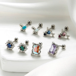 Lot de 8 piercings de cartilage en forme de fleurs et papillons colorés en argent