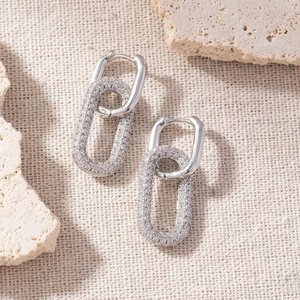 Macro delle orecchini a catena d'argento con micro-pavé di pietre di zirconia cubica