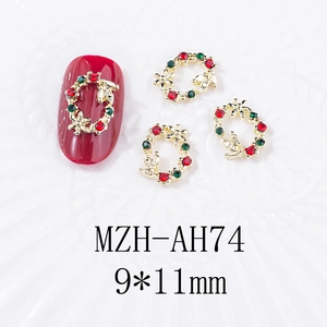 Détail de bijoux d'ongles couronne de Noël avec strass rouges et verts en 9x11mm