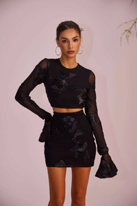 Détail de l'ensemble deux pièces noir avec manches en tulle et broderies florales 3D