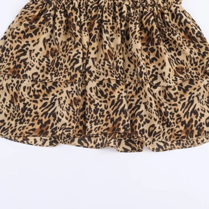Abito a balze con stampa leopardata chic in toni marrone e beige e dettagli a pieghe