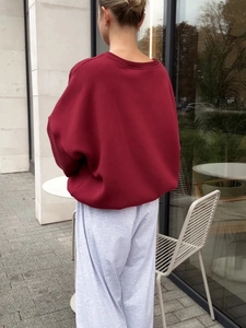 Πίσω όψη oversized μπορντό φούτερ με μακριά μανίκια και άνετη γραμμή για καθημερινό στυλ