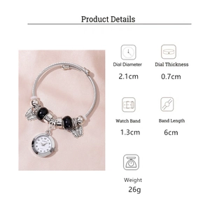 Détail de la montre bracelet à perles avec pendentif papillon argenté et perles noires
